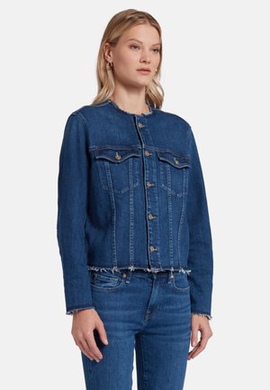Giubbotto di jeans in un blu medio con un design corto, orlo sfrangiato, chiusura a bottoni e due tasche sul petto. Presenta un collo rotondo.