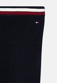 Tommy Hilfiger FLAG UNISEX - Legingi — bikses - desert sky