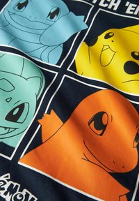 Pamučna majica s crtanima likovima: plavi Squirtle, zeleni Bulbasaur, žuti Pikachu i narančasti Charmander na tamnoplavoj pozadini.