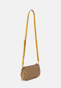 Braune, gemusterte Umhängetasche mit gelbem Lederbesatz und verstellbarem Riemen. Mit goldfarbener Hardware und einem Reißverschluss.