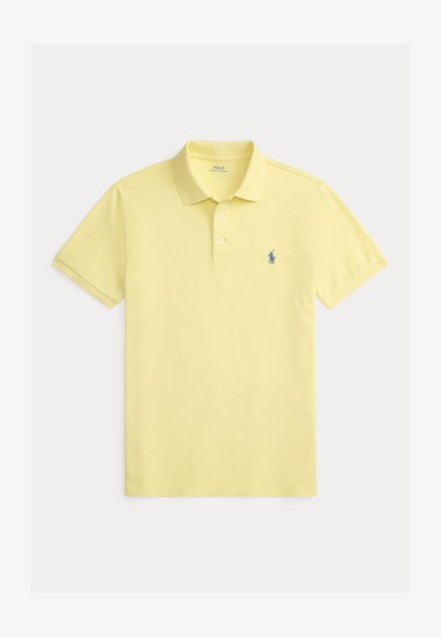 Gelbes Poloshirt aus Baumwolle mit Zweiknopf-Leiste, kurzen Ärmeln und einem kleinen blauen Logo auf der linken Brust.