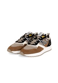 Braune und beige Sportschuhe mit einem Obermaterial aus Mesh, Wildlederakzenten, schwarzen Details und weißen Sohlen, ausgestattet mit Schnürsenkeln und einem Logo-Patch.