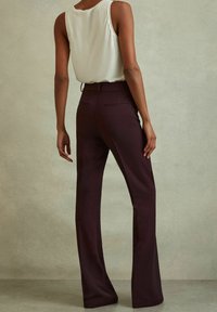 Reiss GABI FLARED  - Pantaloni - berry