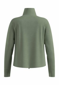 Maglia verde a maniche lunghe con colletto alto, tessuto testurizzato e spalle cadenti. Presenta un orlo dritto e un sottile dettaglio di cucitura.