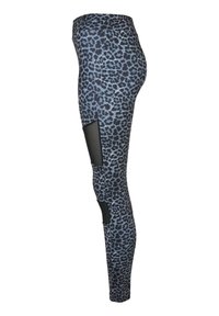 Høyt liv leggings med grå og svart leopardmønster og svarte meshpaneler på forsiden av lårene og nedre ben.