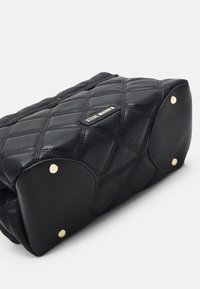 Steve Madden BJOLENE - Skulderveske - black/gold