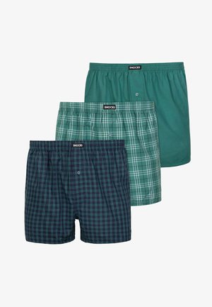 Zestaw trzech męskich bokserów: ciemnozielona krata, jasna zielona krata i gładka zieleń. Każdy z nich ma elastyczny pas i zapięcie na guzik.