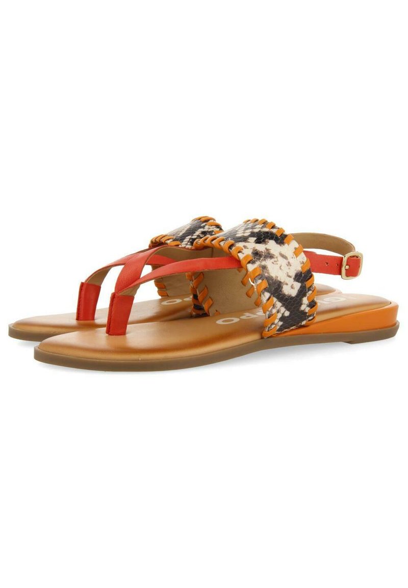 Flache Sandalen mit brauner Sohle, die orangefarbene Riemen und ein mehrfarbig gemustertes Oberteil haben. Mit strukturierten Details und verstellbarem Knöchelriemen.