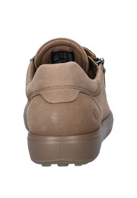 Bruine suède sneaker met een ronde vorm, gevoerde kraag en een flexibele rubberen zool. Heeft een minimalistisch ontwerp en discrete branding.