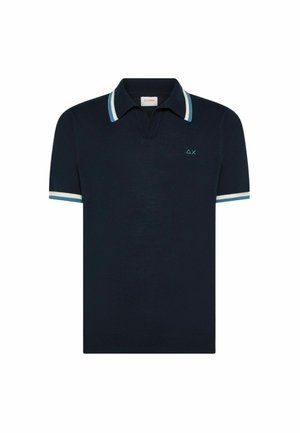 Marineblauw poloshirt met korte mouwen, lichtblauwe en witte strepen op de kraag en manchetten, klein turkoois driehoekje en X-logo op de borst.