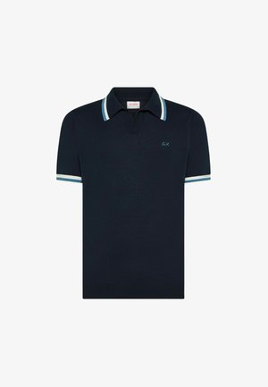 Marineblaues Poloshirt mit kurzen Ärmeln, hellblaue und weiße Streifen am Kragen und an den Bündchen, kleines türkisfarbenes Dreieck- und X-Logo auf der Brust.