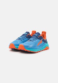Scarpe da trail running in un vivace blu, arancione e acquamarina. Presentano una tomaia testurizzata, un colletto imbottito e una suola robusta per una migliore aderenza.