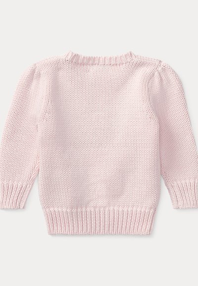 Pulover tricotat roz deschis cu mâneci lungi, manșete, tiv și decolteu striați, prezentat din spate pe un fundal alb.