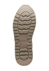 Suola di scarpa in gomma beige con motivi texturizzati, incluse linee ondulate e fori d'aria. Logo "GEOX" ben visibile sul fondo.