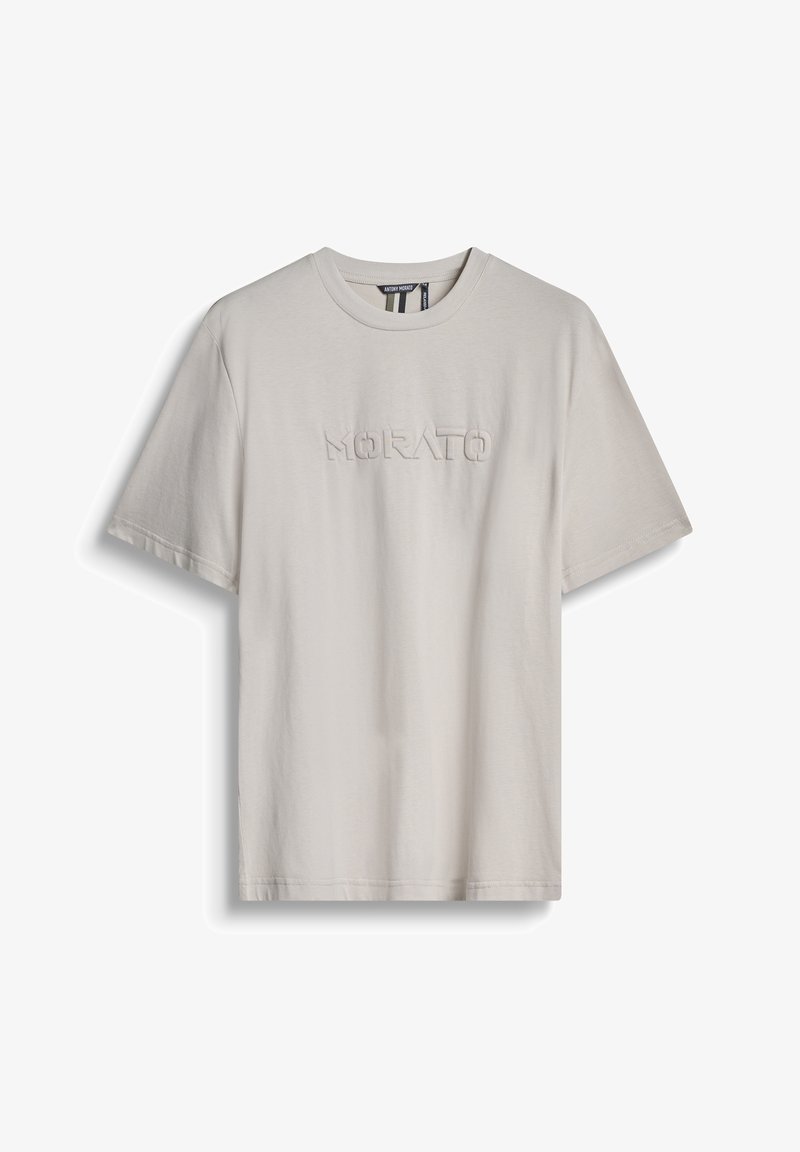Camiseta de manga corta beige con cuello redondo y logo en relieve "MORATO" centrado en el pecho.