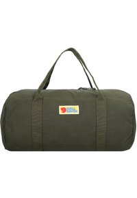 Bolsa de viaje de forma redonda en color verde oliva, hecha de material duradero. Cuenta con dos asas resistentes y un colorido logo de Fjällräven.