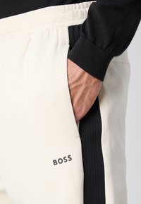 BOSS TRACKSUIT SET - Tepláková súprava - open white