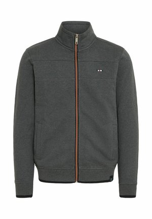 Mørkegrå zip-jakke med høj krave, der har en orange lynlås, ribbede manchetter og i bund, samt et lille logo med rød, hvid og blå accentuer.