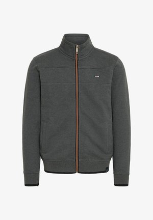 Ciemnoszara kurtka zapinana na zamek z wysokim kołnierzem, z pomarańczowym zamkiem błyskawicznym, prążkowanymi mankietami i dołem oraz małym logo z czerwonymi, białymi i niebieskimi akcentami.