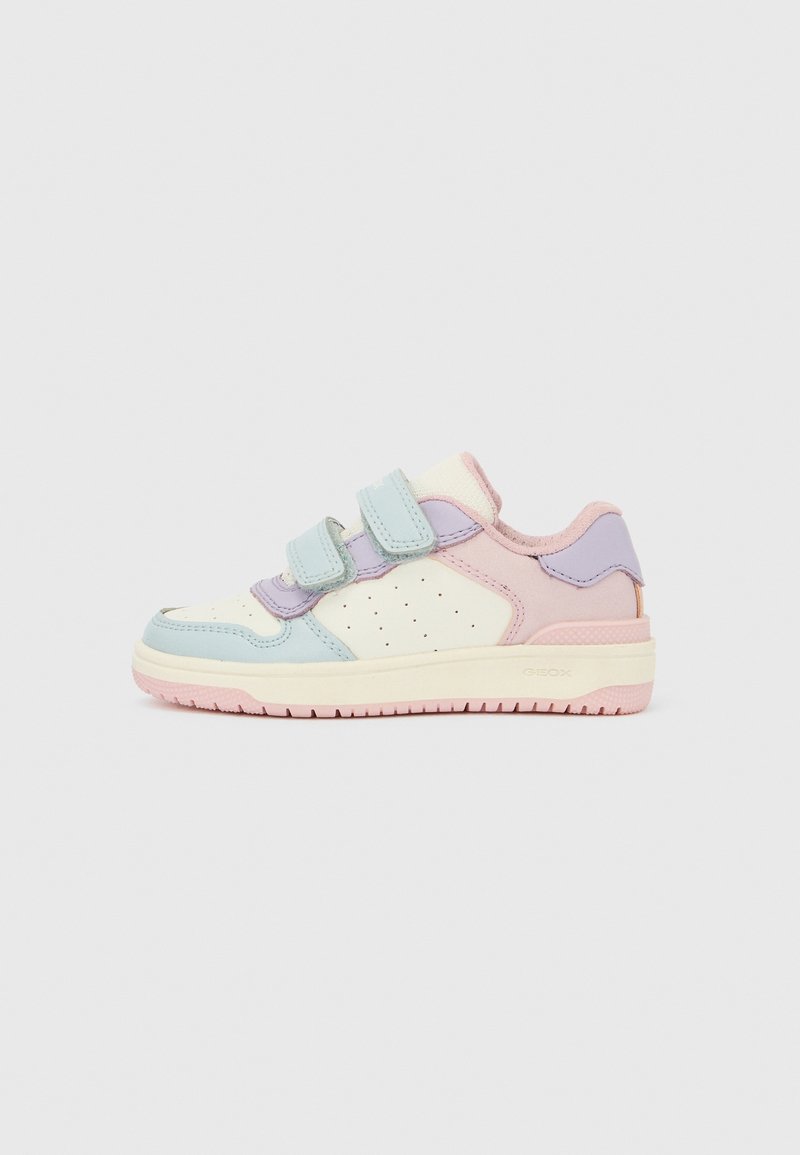Baskets basses pour enfant en rose pastel, violet, bleu et blanc avec deux sangles velcro et panneaux latéraux perforés.