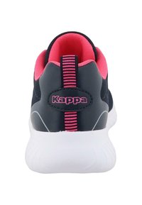 Schwarzer Sportschuh mit white Sohle und pinken Akzenten. Verfügt über ein strukturiertes Obermaterial, eine gestreifte Fersenschlaufe und ein Logo auf der Rückseite.