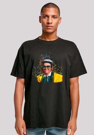 Schwarzes Baumwoll-T-Shirt mit einem bunten Grafikedruck eines lächelnden Menschen mit Brille und Hut, vor einem Spritzhintergrund.
