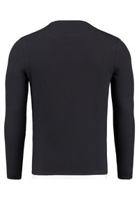 Dunkelgrauer, langärmeliger Rippenpullover mit Rundhalsausschnitt und strukturiertem Stoff, mit einem kontrastierenden weißen Saum am unteren Rand.