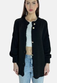 Cárdigan negro de punto con un ajuste relajado, cuello redondo y dos botones dorados. Cuenta con mangas largas y una superficie texturizada.