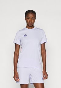 Világos lila sportmez és hozzá illő nadrág, sima anyagból készült. Rövid ujjú, és kék logóval rendelkezik.