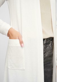 Cloud 5ive LONGFORM MIT 2 SEITL. TASCHEN - Kardigan - white