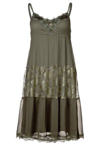 Olivgrön klänning med spagettist史rapar, spetsdetaljer, blommönsterbroderi och lager av nät vid nederkanten med strukturerade tygdetaljer.