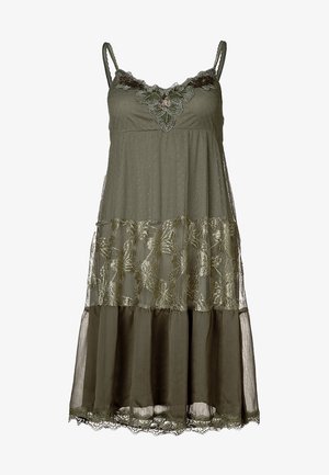 Vestido verde oliva con tirantes finos, adornos de encaje, bordados florales y malla en capas en el dobladillo con detalles de tejido texturizado.