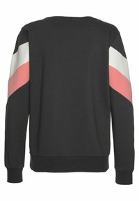 Sudadera negra con mangas largas y cuello redondo. Rayas de contraste en blanco, rosa claro y rosa oscuro cruzan diagonalmente los hombros.