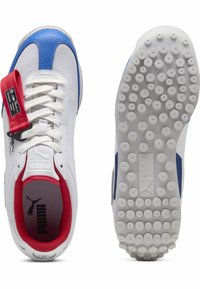 Weiße Sportschuhe mit blauen Akzenten und rotem Innenfutter. Aus Mesh- und Synthetikmaterialien gefertigt. Gummisohle mit Noppen für bessere Griffigkeit.