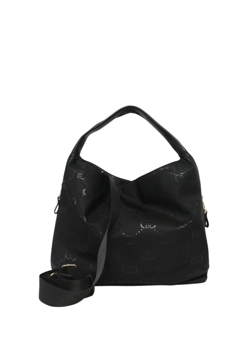 Bolso de mano de piel sintética negra, con un diseño relajado, que presenta un patrón de logo en relieve y una correa removible. Cierre con cremallera.