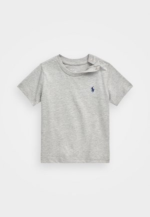 Hellgraues Baumwoll-T-Shirt mit kurzen Ärmeln, einem runden Ausschnitt, Schulterknöpfen und einem kleinen blauen Logo auf der Brust.