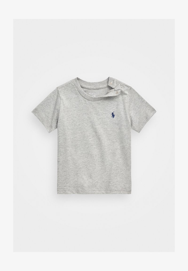 Camiseta de algodón gris de mangas cortas con cuello redondo y botones en los hombros, además de un pequeño logo azul en el pecho.