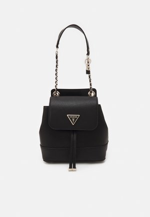 Sac seau Guess en cuir noir avec rabat, chaîne argentée et bandoulière en cuir, plaque logo à l'avant et doubles liens en cuir sur fond blanc.