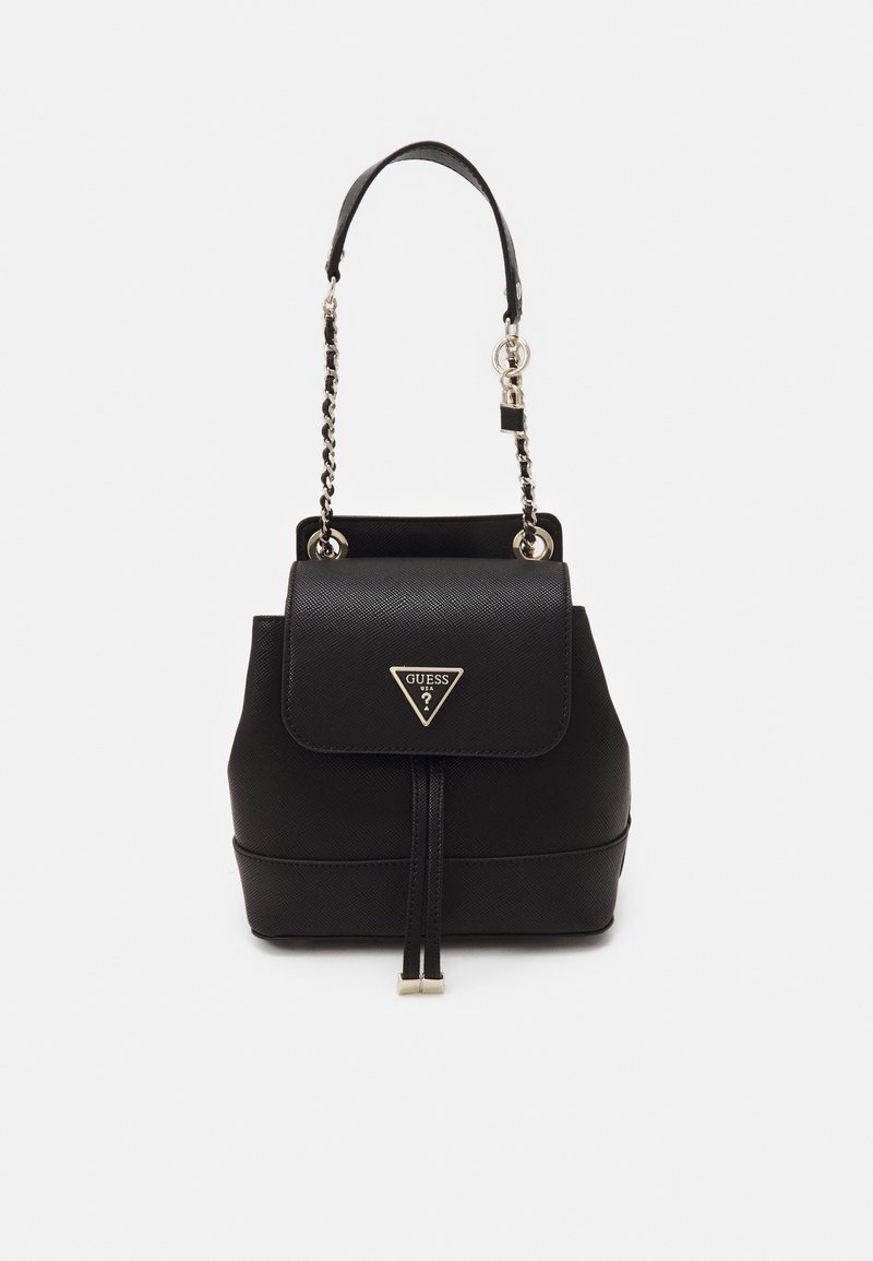 Sac seau Guess en cuir noir avec rabat, chaîne argentée et bandoulière en cuir, plaque logo à l'avant et doubles liens en cuir sur fond blanc.