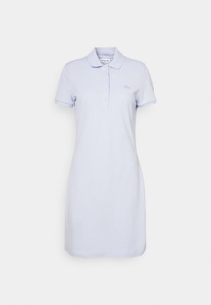 Vestido polo azul claro hecho de algodón. Presenta un cuello clásico, tres botones y un logo bordado en el pecho. Mangas cortas, corte recto.