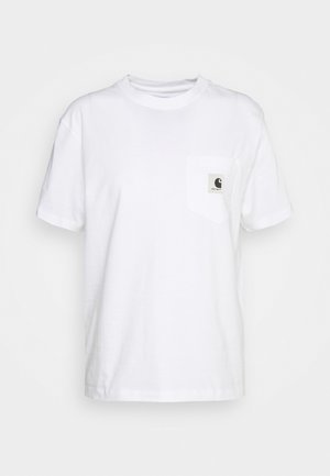 T-shirt en coton blanc à manches courtes, col rond, avec une poche sur la poitrine gauche arborant une étiquette de logo noir et blanc.