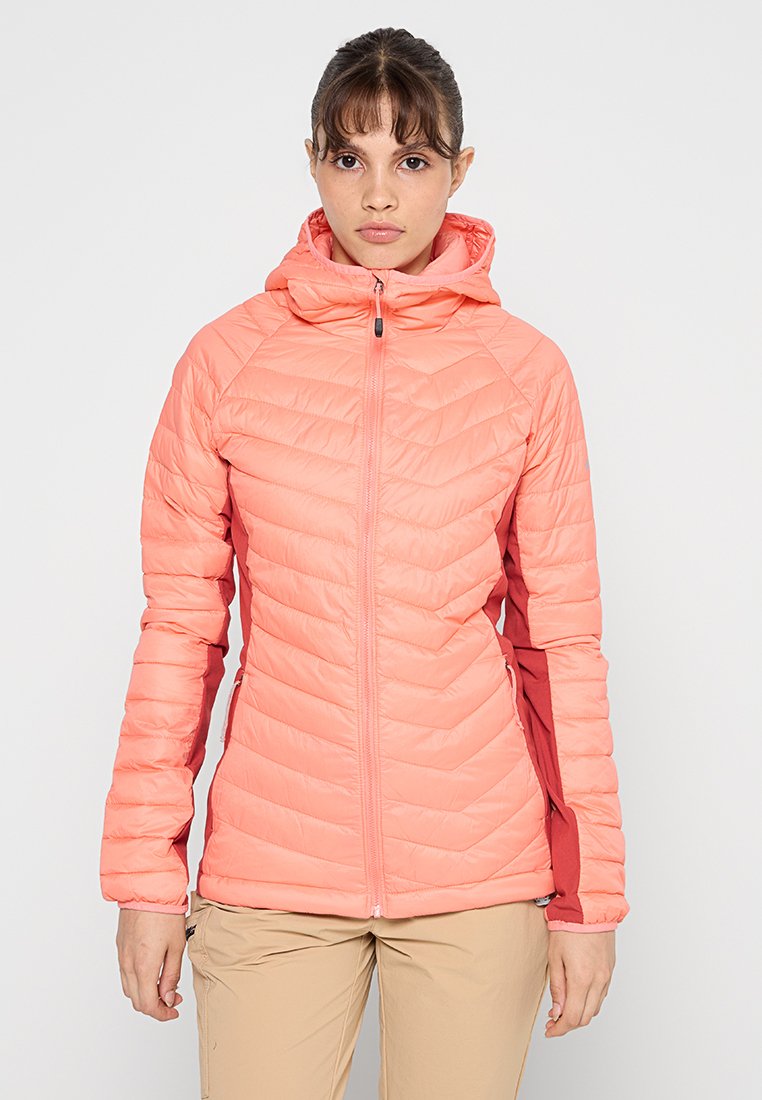 Chaqueta ligera y acolchada en suave color coral con capucha ajustada, cremallera frontal y paneles laterales contrastantes en color coral oscuro. Textura suave.