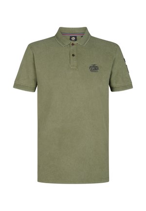 Polo a maniche corte verde oliva con patta a due bottoni, piccolo logo "Petrol Motorworks" sul petto e colletto e polsini a costine.