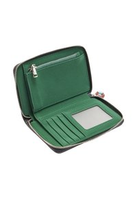 Zielona portmonetka z zamkiem błyskawicznym, wieloma miejscami na karty oraz przezroczystym oknem na identyfikator, z czarnymi krawędziami i zapięciem na zamek.