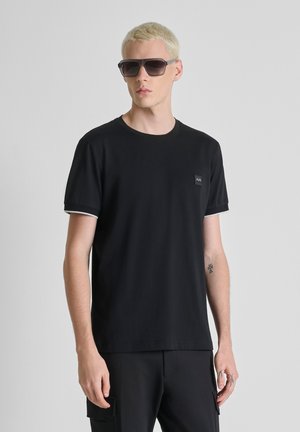 REGULAR FIT WITH STRIPED ON CUFFS AND LOGO PATCH ON SIDE - T-shirt basic - black