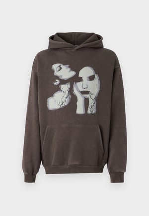 Brauner Hoodie mit einem grafischen Aufdruck von zwei Gesichtern. Er hat eine Fronttasche, lange Ärmel und eine Kapuze mit Kordelzug. Weiches Baumwollmaterial.