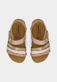 Ροζ και χρυσά σανδάλια με πλεκτές λεπτομέρειες και λουλουδάτα σχέδια, με ρυθμιζόμενους ιμάντες και μαξιλαρωτό πέλμα. Μέγεθος 25.