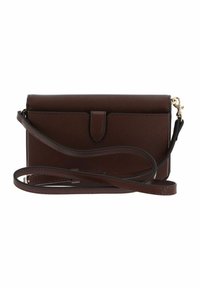 Sac à main en cuir texturé marron avec une bandoulière amovible et un rabat frontale. Il présente des accessoires dorés et une forme rectangulaire compacte.