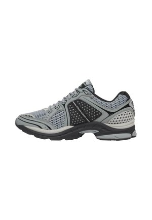 Scarpa da corsa in mesh grigia e nera con lacci, collo imbottito e suola robusta progettata per uso atletico, vista laterale.