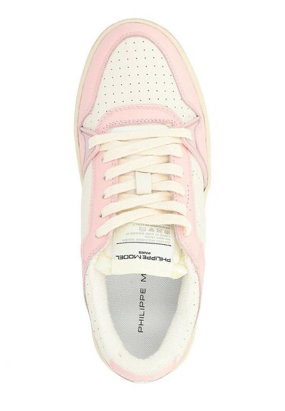 Baskets blanches avec des accents roses, en cuir perforé, lacets plats et semelle intérieure texturée. Présente un logo sur la languette et un col rembourré.